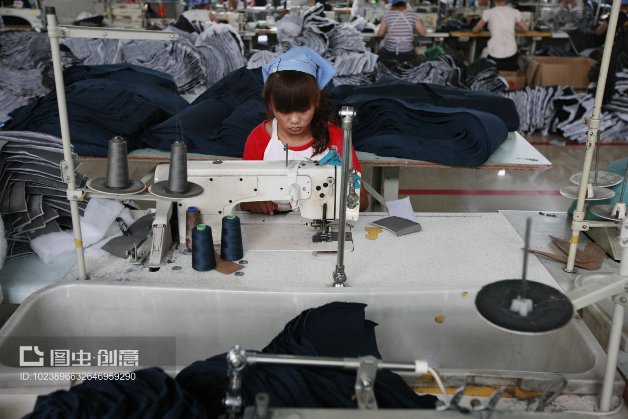 安徽省淮北市秋艷服裝廠,女工在生產車間內加工出口到歐美地區的服裝產品。